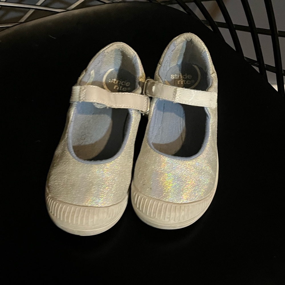 kids stride rite shoe size 11. only wear twice for a birthday photo shoot.